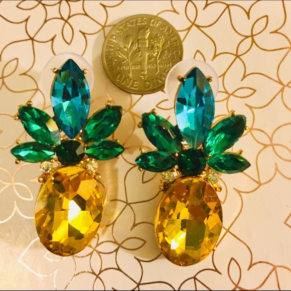 New!!! Beautiful Crystal PIneapple Earrings - Picture 2 of 7
